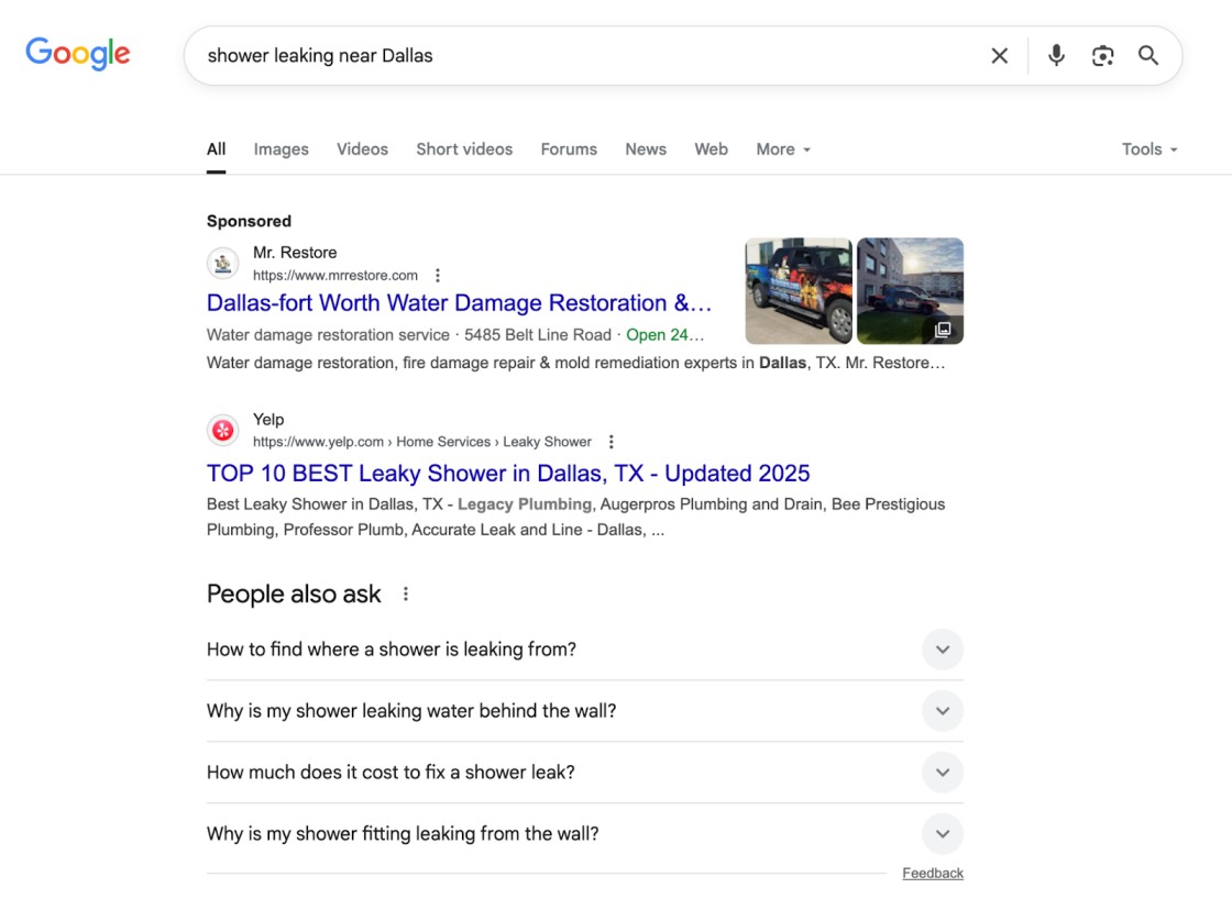 Strona wyników wyszukiwania Google z przykładem mikrosłowa kluczowego